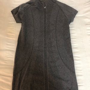 Grey lululemon t shirt